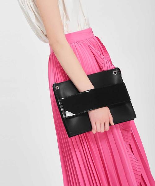 CHARLES & KEITH（チャールズ & キース）の「グロメット フラット クラッチ / GROMMET FLAT CLUTCH（クラッチバッグ・レディース・ブラック・S）」の2枚目の写真