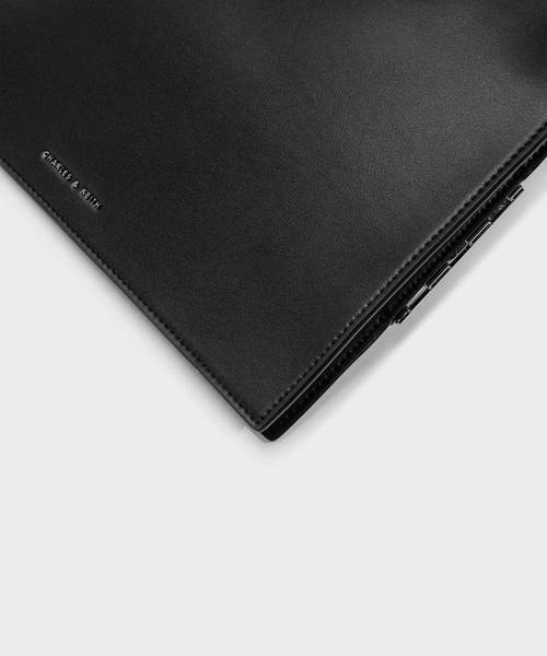 CHARLES & KEITH（チャールズ & キース）の「グロメット フラット クラッチ / GROMMET FLAT CLUTCH（クラッチバッグ・レディース・ブラック・S）」の4枚目の写真