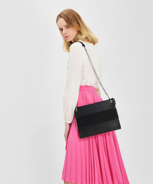 CHARLES & KEITH（チャールズ & キース）の「グロメット フラット クラッチ / GROMMET FLAT CLUTCH（クラッチバッグ・レディース・ブラック・S）」の6枚目の写真