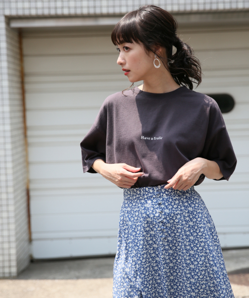 LOWRYS FARM（ローリーズファーム）の「ロゴワイドＴＥＥ　846516（Tシャツ/カットソー・レディース・チャコールグレー/ベージュ/オフホワイト/カーキ・FREE）」の7枚目の写真