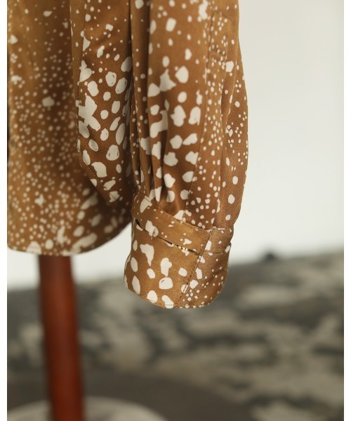 TODAYFUL（トゥデイフル）の「サテンドットシャツ（シャツ/ブラウス・レディース・ネイビー/キャメル・FREE）」の4枚目の写真