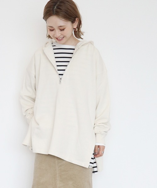 AMERICAN HOLIC（アメリカンホリック）の「ハーフZIP裏毛サイドスリットチュニック ＊（スウェット・レディース・オフホワイト/ライトグレー/チャコールグレー/ライトベージュ・FREE）」の2枚目の写真