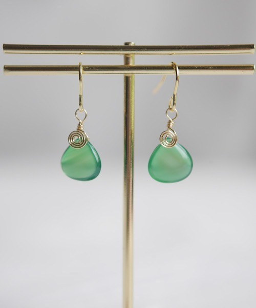 tone（トーン）の「【SPICY COLORS】Uzumakiピアス【サージカルステンレス】（ピアス（両耳用）・レディース・ターコイズブルー/グリーン/レッド/ホワイト/イエロー/ライトブルー/その他/ピンク/ワインレッド/パープル/グレー/ブラック/ライトピンク・FREE）」の5枚目の写真