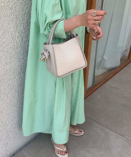 Doux archives（ドゥアルシーヴ）の「【web限定】キャンバス×ＰＵ切替ハンドＢＡＧ（ハンドバッグ・レディース・アイボリー/ブラック/キャメル・FREE）」の2枚目の写真