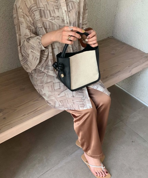 Doux archives（ドゥアルシーヴ）の「【web限定】キャンバス×ＰＵ切替ハンドＢＡＧ（ハンドバッグ・レディース・アイボリー/ブラック/キャメル・FREE）」の15枚目の写真