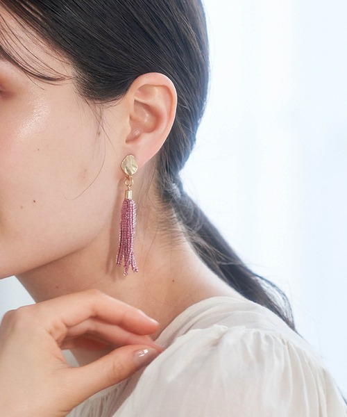 ROPE' PICNIC（ロペピクニック）の「マットビーズタッセルイヤリング（イヤリング・レディース・オレンジ系その他/オフホワイト/ダークパープル・FREE）」の3枚目の写真