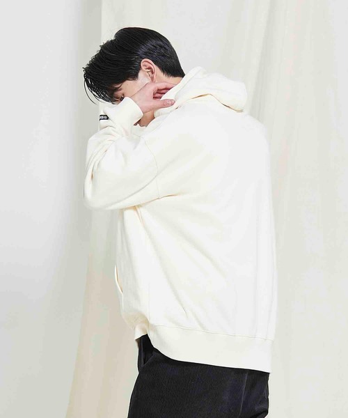 SILAS（サイラス）の「PRINT  BIG SWEAT HOODIE EMBOSSED LABEL LOGO（パーカー・メンズ・ネイビー/ブルー/ブラック/オフホワイト・SMALL/X-LARGE/MEDIUM/LARGE）」の5枚目の写真