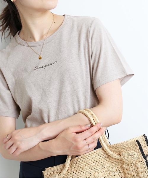 SLOBE IENA(スローブイエナ)の「On na quune vie ロゴT【手洗い可能】◆(Tシャツ/カットソー・レディース・ホワイト/チャコールグレー/ベージュ/パープル・FREE)」の3枚目の写真