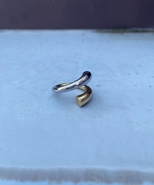 FIG&VIPER（フィグアンドバイパー）の「配色ねじりリング（リング・レディース・ゴールド・FREE）」の3枚目の写真