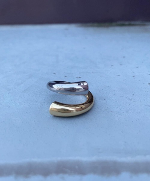 FIG&VIPER（フィグアンドバイパー）の「配色ねじりリング（リング・レディース・ゴールド・FREE）」の5枚目の写真