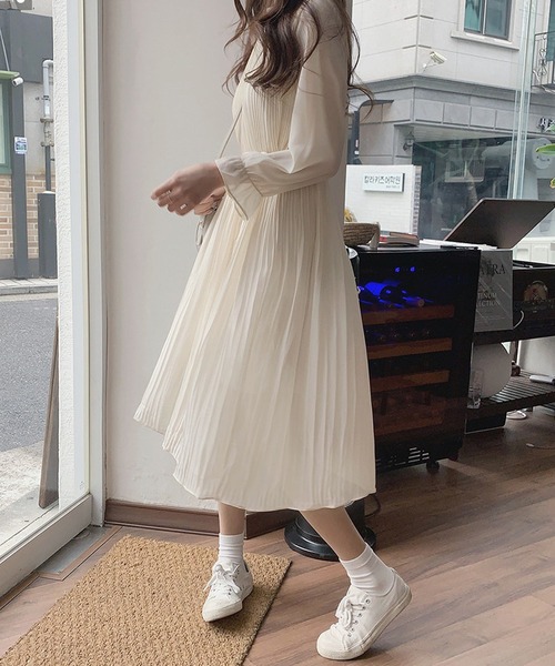 Lea sienna(リーシェンナ)の「シフォンプリーツミディ丈ワンピース(ワンピース・レディース・ブラック/オフホワイト・M/S/L/XL)」の2枚目の写真