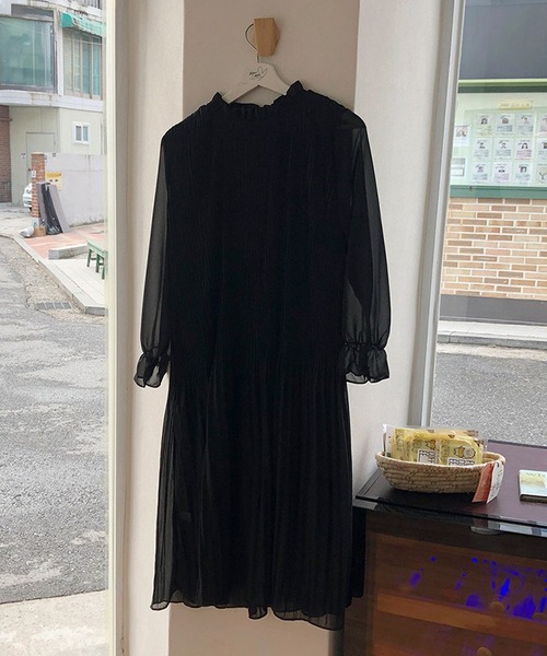 Lea sienna(リーシェンナ)の「シフォンプリーツミディ丈ワンピース(ワンピース・レディース・ブラック/オフホワイト・M/S/L/XL)」の1枚目の写真