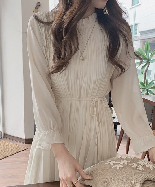 Lea sienna(リーシェンナ)の「シフォンプリーツミディ丈ワンピース(ワンピース・レディース・ブラック/オフホワイト・M/S/L/XL)」の4枚目の写真