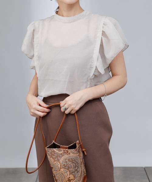 COLONY 2139(コロニートゥーワンスリーナイン)の「【WEB・一部店舗限定】肩フリルシアーブラウス(シャツ/ブラウス・レディース・グレイッシュベージュ/オフホワイト/ブラック/ライトベージュ・FREE)」の3枚目の写真