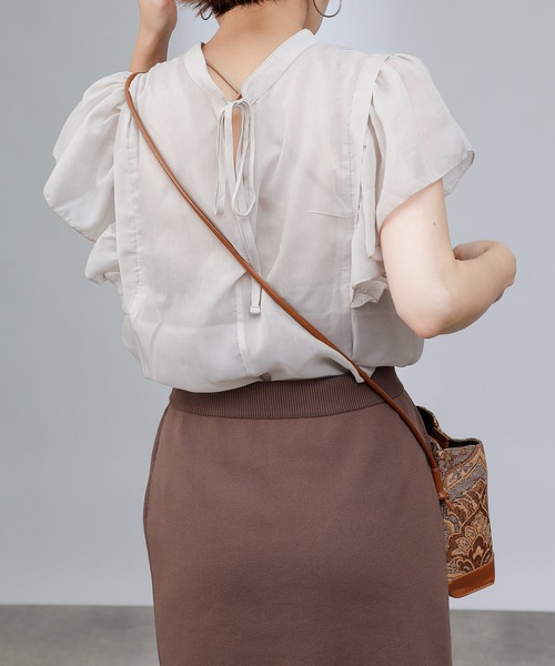 COLONY 2139(コロニートゥーワンスリーナイン)の「【WEB・一部店舗限定】肩フリルシアーブラウス(シャツ/ブラウス・レディース・グレイッシュベージュ/オフホワイト/ブラック/ライトベージュ・FREE)」の15枚目の写真