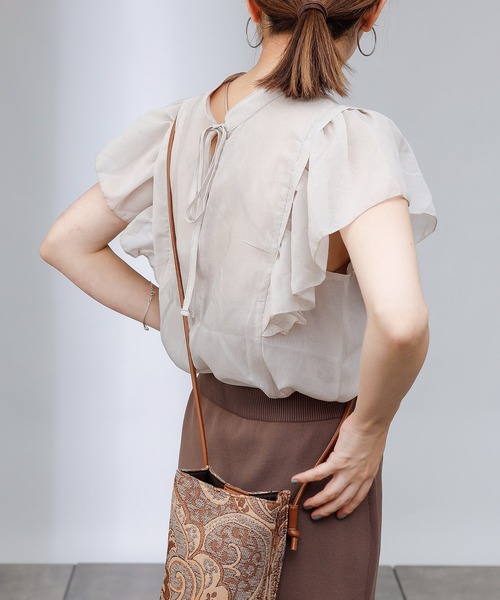 COLONY 2139(コロニートゥーワンスリーナイン)の「【WEB・一部店舗限定】肩フリルシアーブラウス(シャツ/ブラウス・レディース・グレイッシュベージュ/オフホワイト/ブラック/ライトベージュ・FREE)」の11枚目の写真