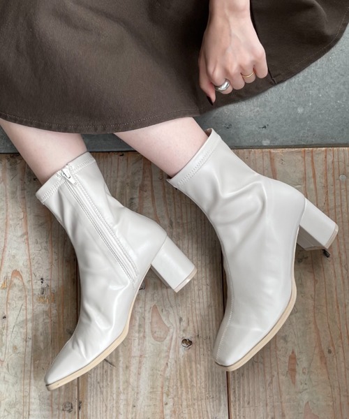 moment+（モーメントプラス）の「【2021A/W New Arrival】スクエアトゥストレッチフェイクレザーショートブーツ（ブーツ・レディース・ブラック/アイボリー/グレイッシュベージュ・LL/S/M/L/XS）」の3枚目の写真