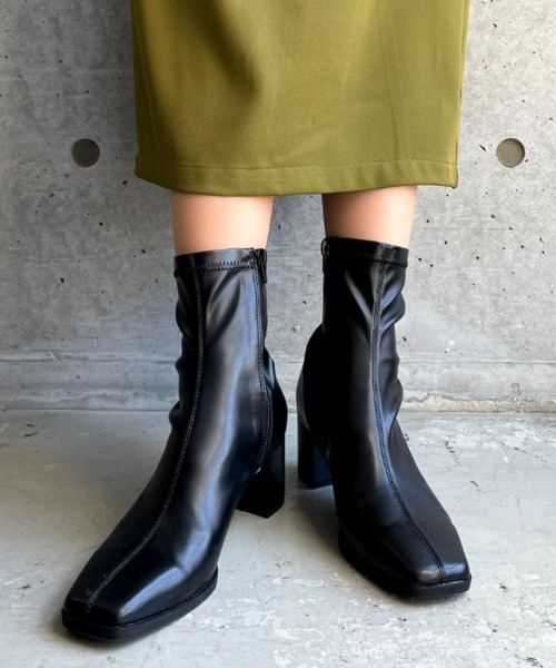 moment+（モーメントプラス）の「【2021A/W New Arrival】スクエアトゥストレッチフェイクレザーショートブーツ（ブーツ・レディース・ブラック/アイボリー/グレイッシュベージュ・LL/S/M/L/XS）」の8枚目の写真