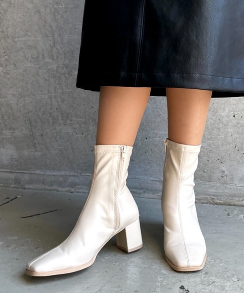 moment+（モーメントプラス）の「【2021A/W New Arrival】スクエアトゥストレッチフェイクレザーショートブーツ（ブーツ・レディース・ブラック/アイボリー/グレイッシュベージュ・LL/S/M/L/XS）」の6枚目の写真