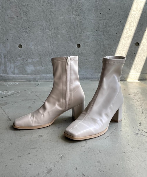 moment+（モーメントプラス）の「【2021A/W New Arrival】スクエアトゥストレッチフェイクレザーショートブーツ（ブーツ・レディース・ブラック/アイボリー/グレイッシュベージュ・LL/S/M/L/XS）」の17枚目の写真