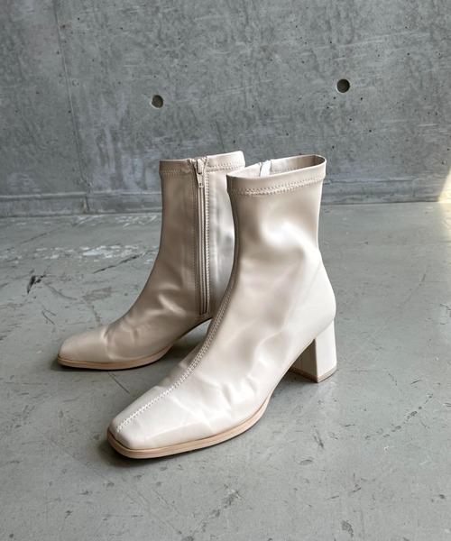 moment+（モーメントプラス）の「【2021A/W New Arrival】スクエアトゥストレッチフェイクレザーショートブーツ（ブーツ・レディース・ブラック/アイボリー/グレイッシュベージュ・LL/S/M/L/XS）」の15枚目の写真