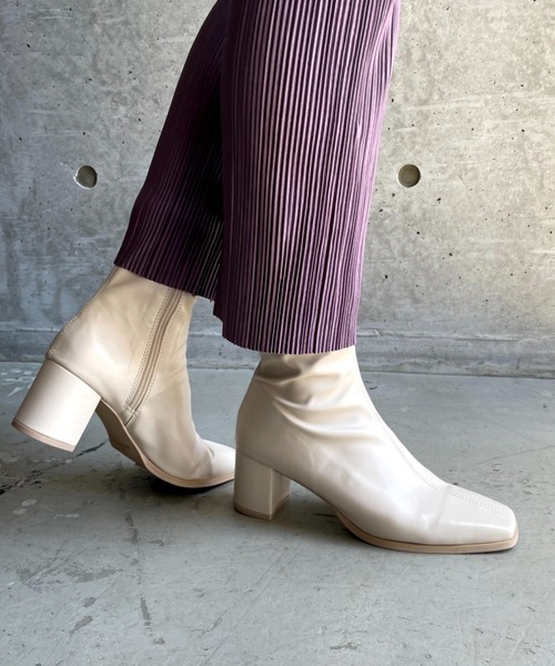 moment+（モーメントプラス）の「【2021A/W New Arrival】スクエアトゥストレッチフェイクレザーショートブーツ（ブーツ・レディース・ブラック/アイボリー/グレイッシュベージュ・LL/S/M/L/XS）」の4枚目の写真