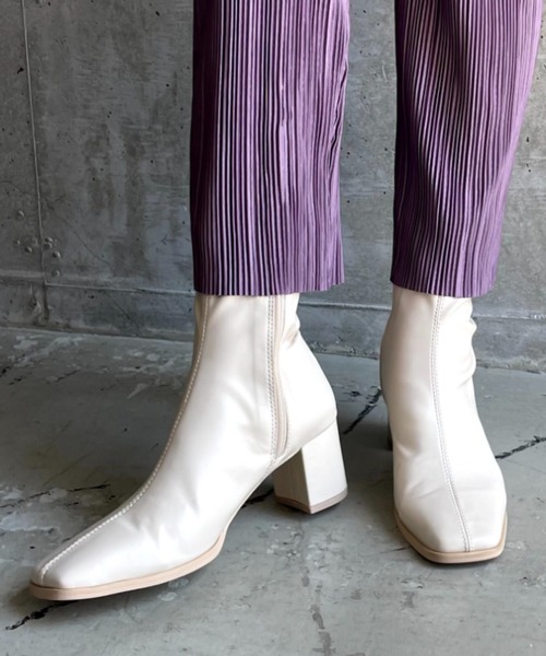 moment+（モーメントプラス）の「【2021A/W New Arrival】スクエアトゥストレッチフェイクレザーショートブーツ（ブーツ・レディース・ブラック/アイボリー/グレイッシュベージュ・LL/S/M/L/XS）」の18枚目の写真