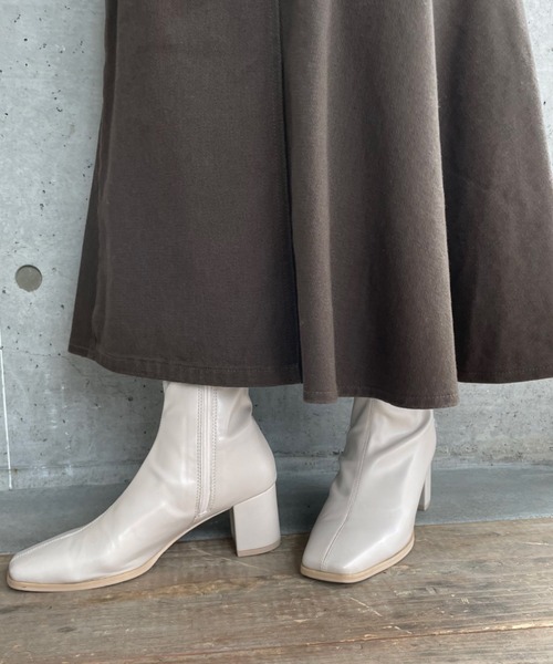 moment+（モーメントプラス）の「【2021A/W New Arrival】スクエアトゥストレッチフェイクレザーショートブーツ（ブーツ・レディース・ブラック/アイボリー/グレイッシュベージュ・LL/S/M/L/XS）」の22枚目の写真