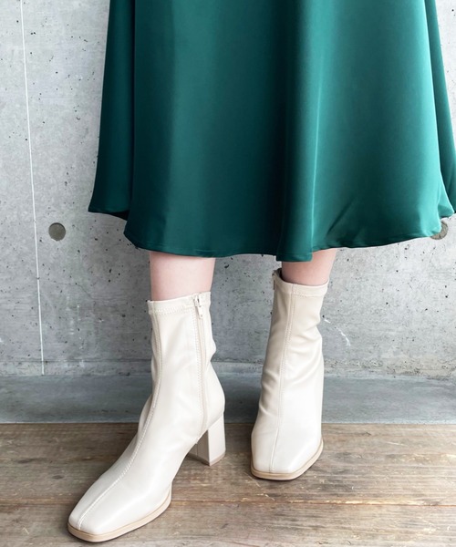 moment+（モーメントプラス）の「【2021A/W New Arrival】スクエアトゥストレッチフェイクレザーショートブーツ（ブーツ・レディース・ブラック/アイボリー/グレイッシュベージュ・LL/S/M/L/XS）」の19枚目の写真