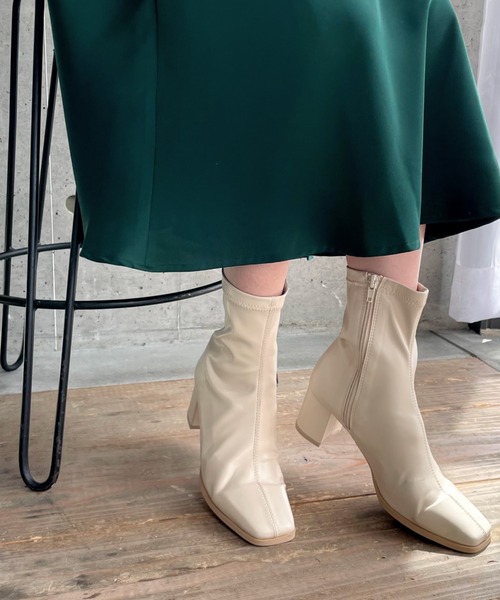 moment+（モーメントプラス）の「【2021A/W New Arrival】スクエアトゥストレッチフェイクレザーショートブーツ（ブーツ・レディース・ブラック/アイボリー/グレイッシュベージュ・LL/S/M/L/XS）」の21枚目の写真