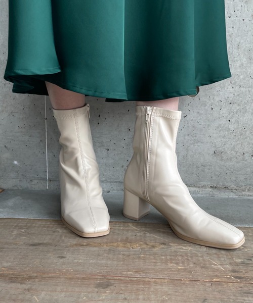 moment+（モーメントプラス）の「【2021A/W New Arrival】スクエアトゥストレッチフェイクレザーショートブーツ（ブーツ・レディース・ブラック/アイボリー/グレイッシュベージュ・LL/S/M/L/XS）」の20枚目の写真