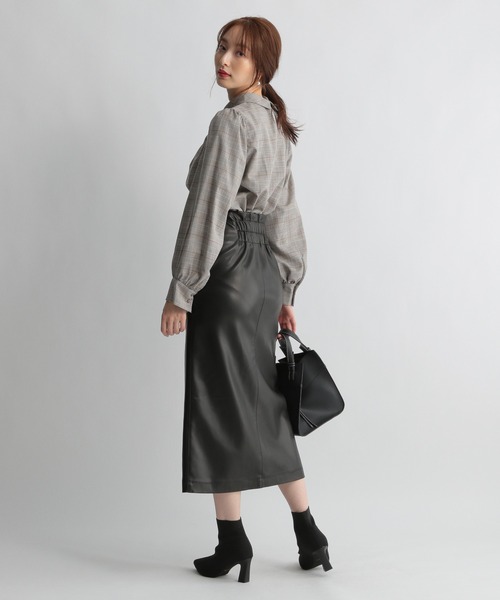 Andemiu（アンデミュウ）の「フェイクレザーステッチタイトスカート217995（スカート・レディース・オフホワイト/ブラック/ベージュ/ブラウン・SMALL/MEDIUM）」の5枚目の写真