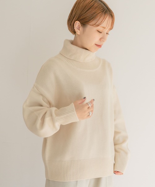 ITEMS URBANRESEARCH(アイテムズ アーバンリサーチ)の「タートルネックニットプルオーバー(ニット/セーター・レディース・オフホワイト/チャコールグレー/オレンジ・FREE)」の1枚目の写真