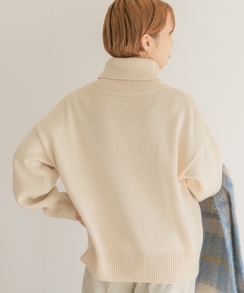 ITEMS URBANRESEARCH(アイテムズ アーバンリサーチ)の「タートルネックニットプルオーバー(ニット/セーター・レディース・オフホワイト/チャコールグレー/オレンジ・FREE)」の7枚目の写真