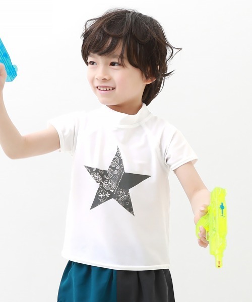 devirock（デビロック）の「UVカット Tシャツ型 半袖ラッシュガード（ラッシュガード・キッズ・ホワイト/ブラック/ブルーグレー/ブラック系その他/グリーン系その他/ホワイト系1/ホワイト系2/ホワイト系3/ホワイト系4/ホワイト系5/ホワイト系6/ホワイト系7/ホワイト系8/ホワイト系9/ブルー系その他/その他16/ブラック系その他2/イエロー系1/ホワイト系その他・110cm/100cm/120cm/130cm/140cm/150cm/160cm）」の3枚目の写真