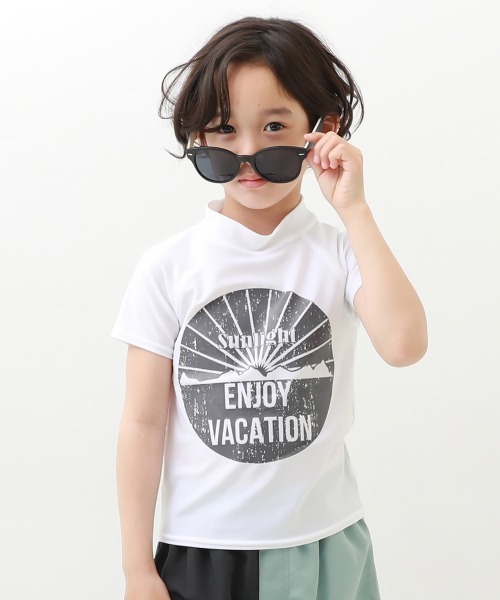 devirock（デビロック）の「UVカット Tシャツ型 半袖ラッシュガード（ラッシュガード・キッズ・ホワイト/ブラック/ブルーグレー/ブラック系その他/グリーン系その他/ホワイト系1/ホワイト系2/ホワイト系3/ホワイト系4/ホワイト系5/ホワイト系6/ホワイト系7/ホワイト系8/ホワイト系9/ブルー系その他/その他16/ブラック系その他2/イエロー系1/ホワイト系その他・110cm/100cm/120cm/130cm/140cm/150cm/160cm）」の6枚目の写真
