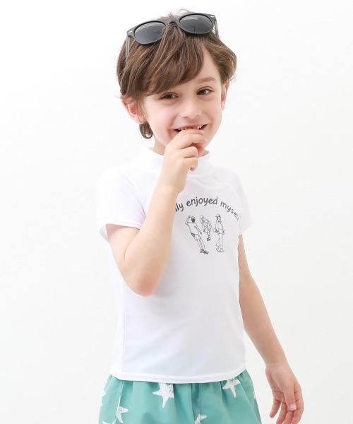 devirock（デビロック）の「UVカット Tシャツ型 半袖ラッシュガード（ラッシュガード・キッズ・ホワイト/ブラック/ブルーグレー/ブラック系その他/グリーン系その他/ホワイト系1/ホワイト系2/ホワイト系3/ホワイト系4/ホワイト系5/ホワイト系6/ホワイト系7/ホワイト系8/ホワイト系9/ブルー系その他/その他16/ブラック系その他2/イエロー系1/ホワイト系その他・110cm/100cm/120cm/130cm/140cm/150cm/160cm）」の8枚目の写真