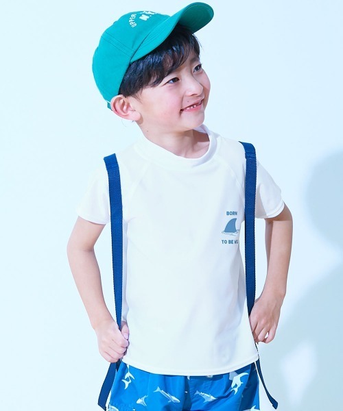 devirock（デビロック）の「UVカット Tシャツ型 半袖ラッシュガード（ラッシュガード・キッズ・ホワイト/ブラック/ブルーグレー/ブラック系その他/グリーン系その他/ホワイト系1/ホワイト系2/ホワイト系3/ホワイト系4/ホワイト系5/ホワイト系6/ホワイト系7/ホワイト系8/ホワイト系9/ブルー系その他/その他16/ブラック系その他2/イエロー系1/ホワイト系その他・110cm/100cm/120cm/130cm/140cm/150cm/160cm）」の10枚目の写真