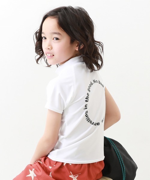 devirock（デビロック）の「UVカット Tシャツ型 半袖ラッシュガード（ラッシュガード・キッズ・ホワイト/ブラック/ブルーグレー/ブラック系その他/グリーン系その他/ホワイト系1/ホワイト系2/ホワイト系3/ホワイト系4/ホワイト系5/ホワイト系6/ホワイト系7/ホワイト系8/ホワイト系9/ブルー系その他/その他16/ブラック系その他2/イエロー系1/ホワイト系その他・110cm/100cm/120cm/130cm/140cm/150cm/160cm）」の11枚目の写真