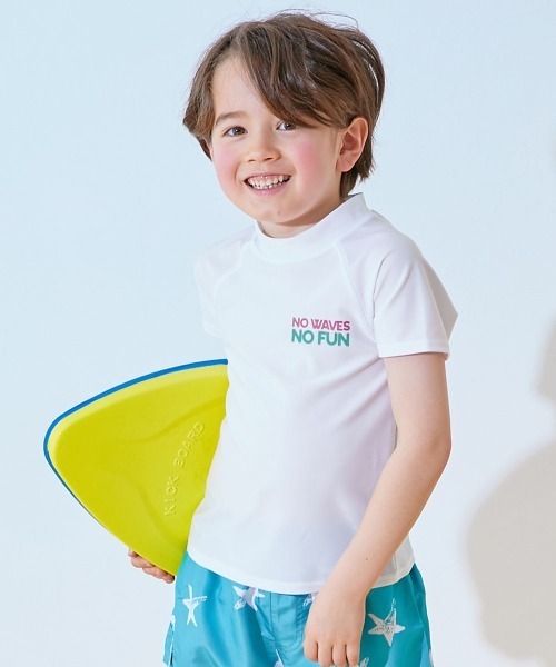 devirock（デビロック）の「UVカット Tシャツ型 半袖ラッシュガード（ラッシュガード・キッズ・ホワイト/ブラック/ブルーグレー/ブラック系その他/グリーン系その他/ホワイト系1/ホワイト系2/ホワイト系3/ホワイト系4/ホワイト系5/ホワイト系6/ホワイト系7/ホワイト系8/ホワイト系9/ブルー系その他/その他16/ブラック系その他2/イエロー系1/ホワイト系その他・110cm/100cm/120cm/130cm/140cm/150cm/160cm）」の2枚目の写真