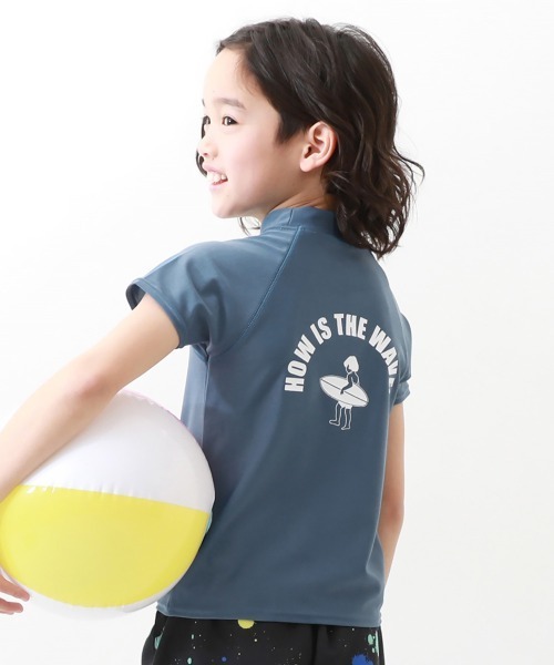devirock（デビロック）の「UVカット Tシャツ型 半袖ラッシュガード（ラッシュガード・キッズ・ホワイト/ブラック/ブルーグレー/ブラック系その他/グリーン系その他/ホワイト系1/ホワイト系2/ホワイト系3/ホワイト系4/ホワイト系5/ホワイト系6/ホワイト系7/ホワイト系8/ホワイト系9/ブルー系その他/その他16/ブラック系その他2/イエロー系1/ホワイト系その他・110cm/100cm/120cm/130cm/140cm/150cm/160cm）」の17枚目の写真