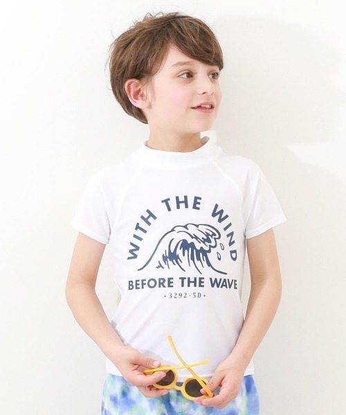 devirock（デビロック）の「UVカット Tシャツ型 半袖ラッシュガード（ラッシュガード・キッズ・ホワイト/ブラック/ブルーグレー/ブラック系その他/グリーン系その他/ホワイト系1/ホワイト系2/ホワイト系3/ホワイト系4/ホワイト系5/ホワイト系6/ホワイト系7/ホワイト系8/ホワイト系9/ブルー系その他/その他16/ブラック系その他2/イエロー系1/ホワイト系その他・110cm/100cm/120cm/130cm/140cm/150cm/160cm）」の19枚目の写真