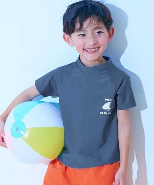 devirock（デビロック）の「UVカット Tシャツ型 半袖ラッシュガード（ラッシュガード・キッズ・ホワイト/ブラック/ブルーグレー/ブラック系その他/グリーン系その他/ホワイト系1/ホワイト系2/ホワイト系3/ホワイト系4/ホワイト系5/ホワイト系6/ホワイト系7/ホワイト系8/ホワイト系9/ブルー系その他/その他16/ブラック系その他2/イエロー系1/ホワイト系その他・110cm/100cm/120cm/130cm/140cm/150cm/160cm）」の15枚目の写真