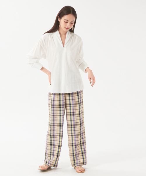 qualite（カリテ）の「コットンローンVネックブラウス（シャツ/ブラウス・レディース・カーキ/ピンクベージュ/オフホワイト・フリー）」の4枚目の写真