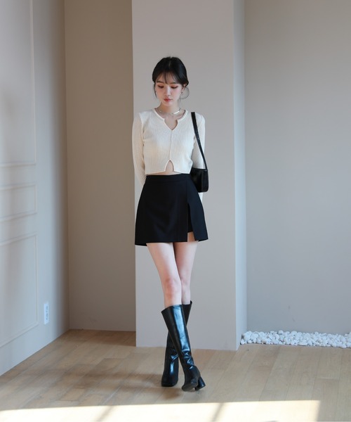 by muni:r（バイ ムニール）の「斜めスリットミニスカートパンツ（スカート・レディース・ブラック/ベージュ・SMALL/MEDIUM）」の3枚目の写真