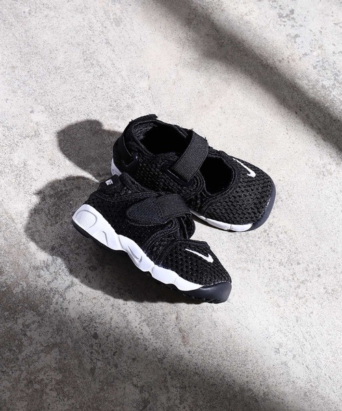 NIKE(ナイキ)の「NIKE LITTLE RIFT TD 317415-014(サンダル・キッズ・ブラック・15cm/16cm/12cm/14㎝/13㎝)」の2枚目の写真
