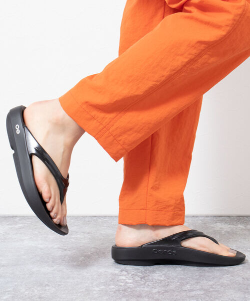 OOFOS（ウーフォス）の「【OOFOS/ウーフォス】oolala リカバリートングサンダル（サンダル・レディース・ベージュ/ブラック/グレー・24/23/25）」の2枚目の写真