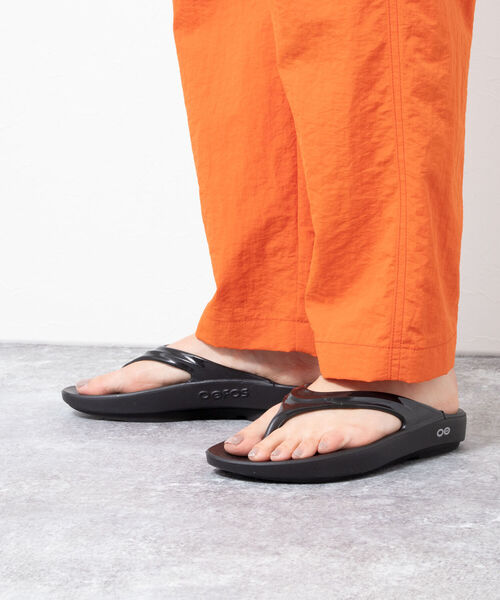 OOFOS（ウーフォス）の「【OOFOS/ウーフォス】oolala リカバリートングサンダル（サンダル・レディース・ベージュ/ブラック/グレー・24/23/25）」の4枚目の写真