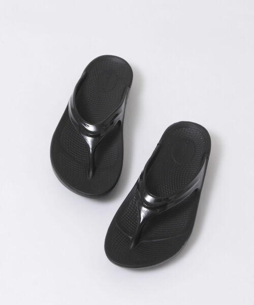 OOFOS（ウーフォス）の「【OOFOS/ウーフォス】oolala リカバリートングサンダル（サンダル・レディース・ベージュ/ブラック/グレー・24/23/25）」の7枚目の写真