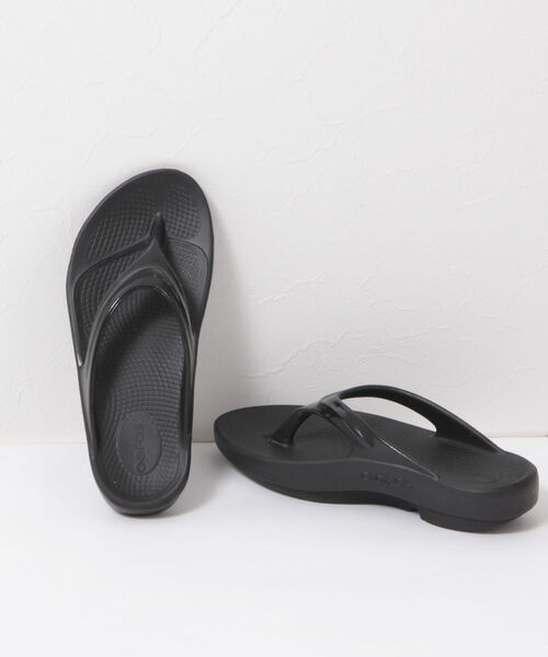 OOFOS（ウーフォス）の「【OOFOS/ウーフォス】oolala リカバリートングサンダル（サンダル・レディース・ベージュ/ブラック/グレー・24/23/25）」の8枚目の写真